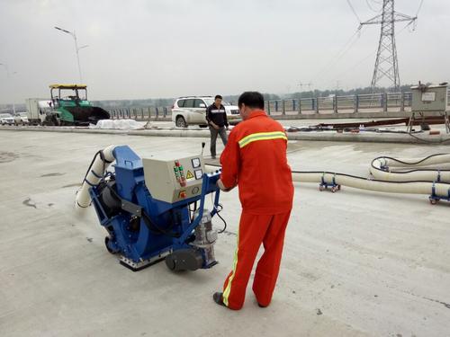 陜西客戶使用路面拋丸機(jī)處理橋面混凝土